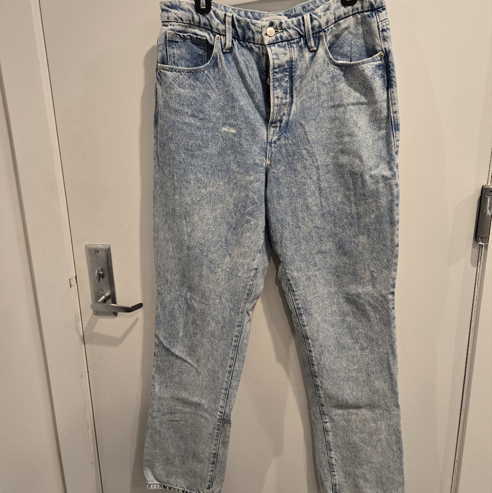 Good American Straight Leg Jeans in Light Wash Blue